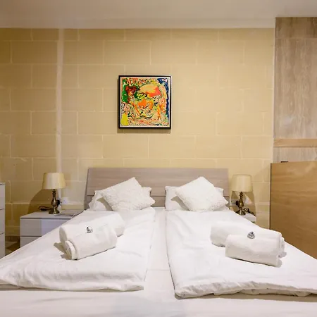 Staytopus Highlands Gozo Pool & View בית אירוח *
