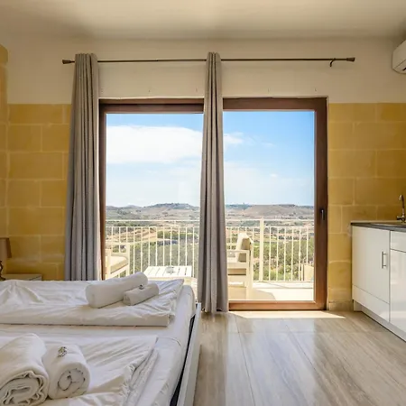 Staytopus Highlands Gozo Pool & View בית אירוח