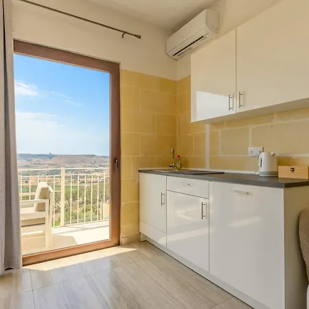 Staytopus Highlands Gozo Pool & View בית אירוח *