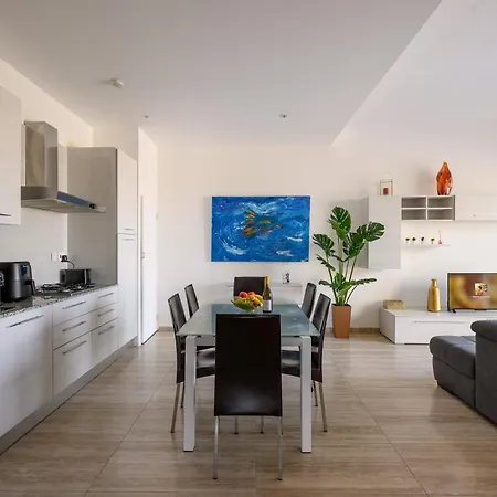 Staytopus Highlands Gozo Pool & View בית אירוח *