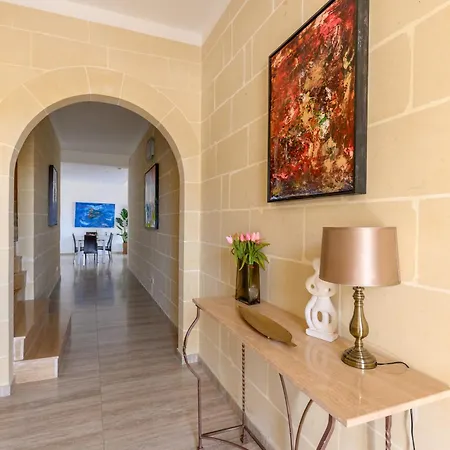 Staytopus Highlands Gozo Pool & View בית אירוח *